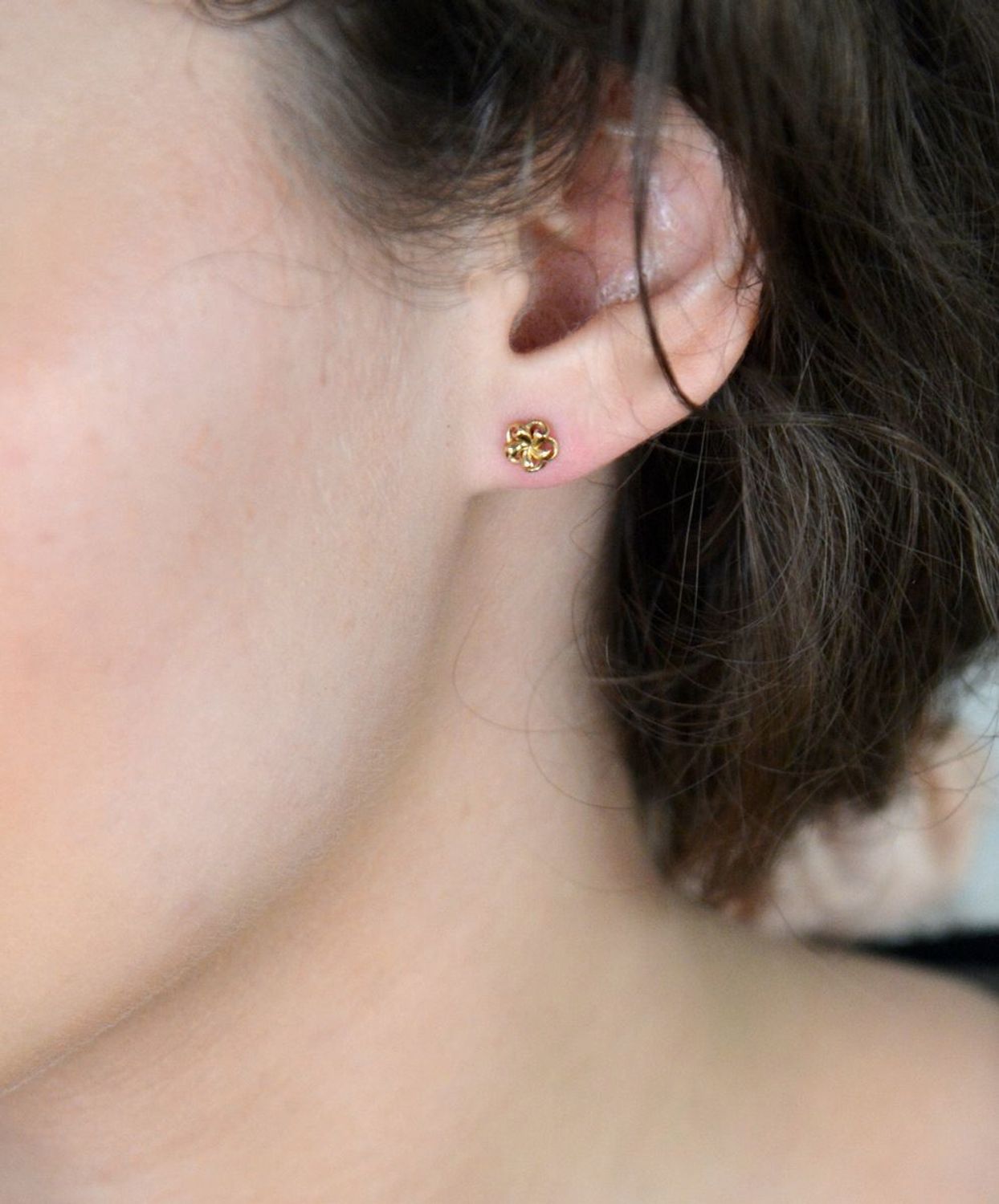 Kolczyki złote kwiatki pr 333, KL 5175 333 Podkreśl swój styl i kobiecość dzięki złotym kolczykom w kształcie kwiatków. Wykonane z wysokiej jakości złota próby 333, te subtelne i eleganckie 1.jpg